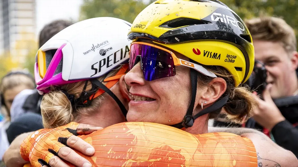 Vos (39) wins gravel world title in Australia — her 15th rainbow jersey