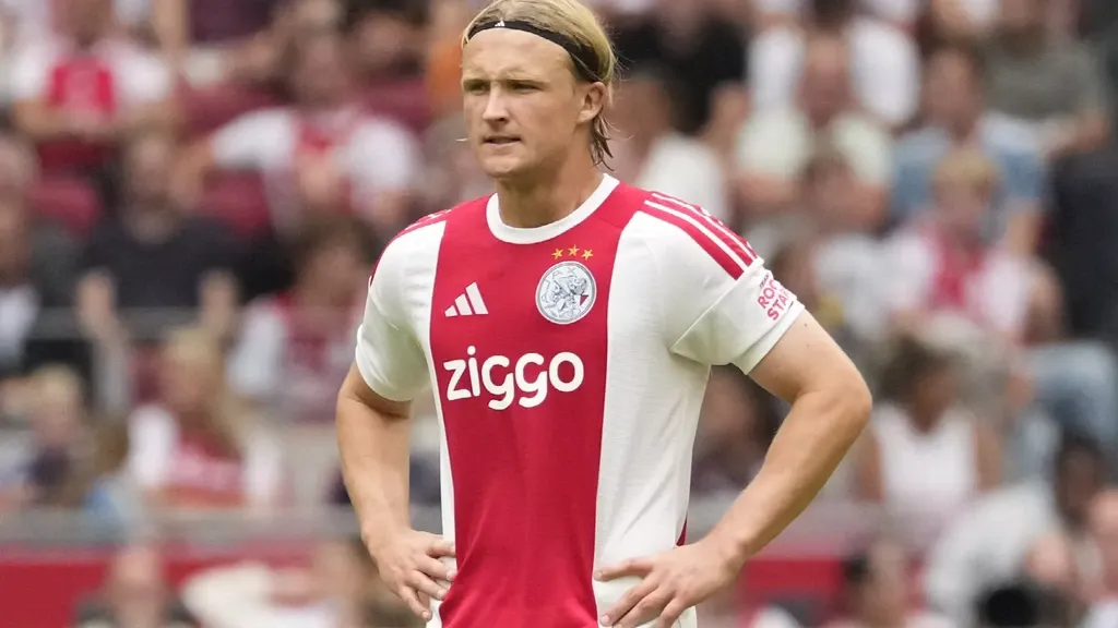 Ajax striker Dolberg likely sidelined long-term after cruciate ligament surgery