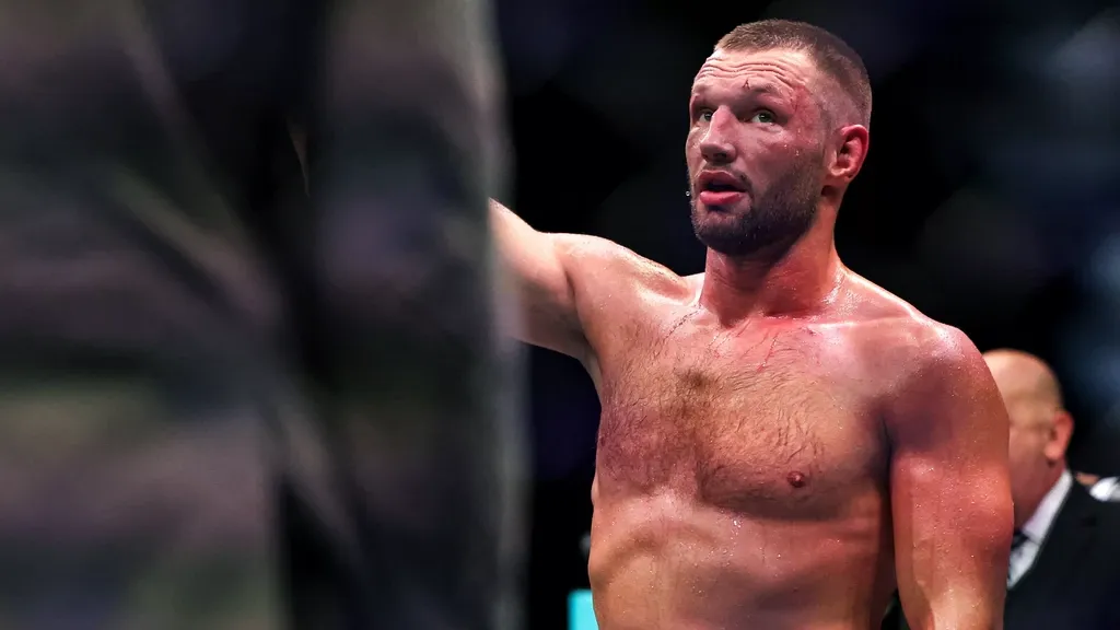 De Ridder wins first UFC fight in new weight class
