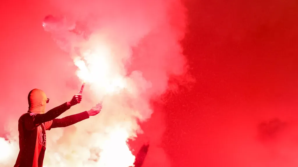 Vitesse match halted after fireworks in away stand, VVV–Jong AZ thriller ends 4-4