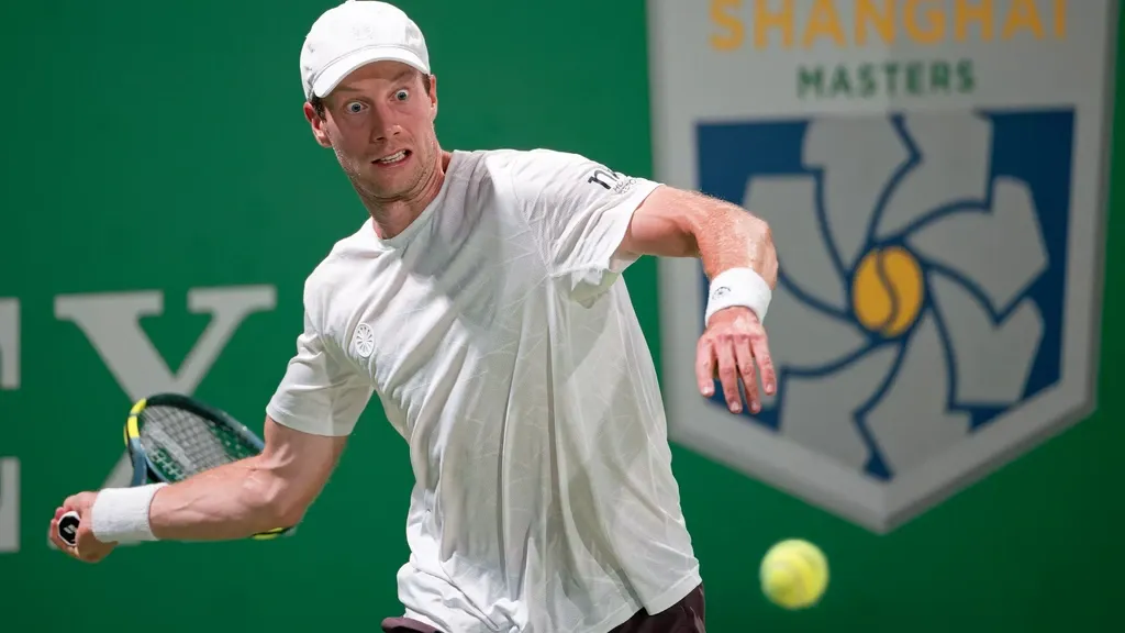Van de Zandschulp beats Michelsen to reach Shanghai Masters third round