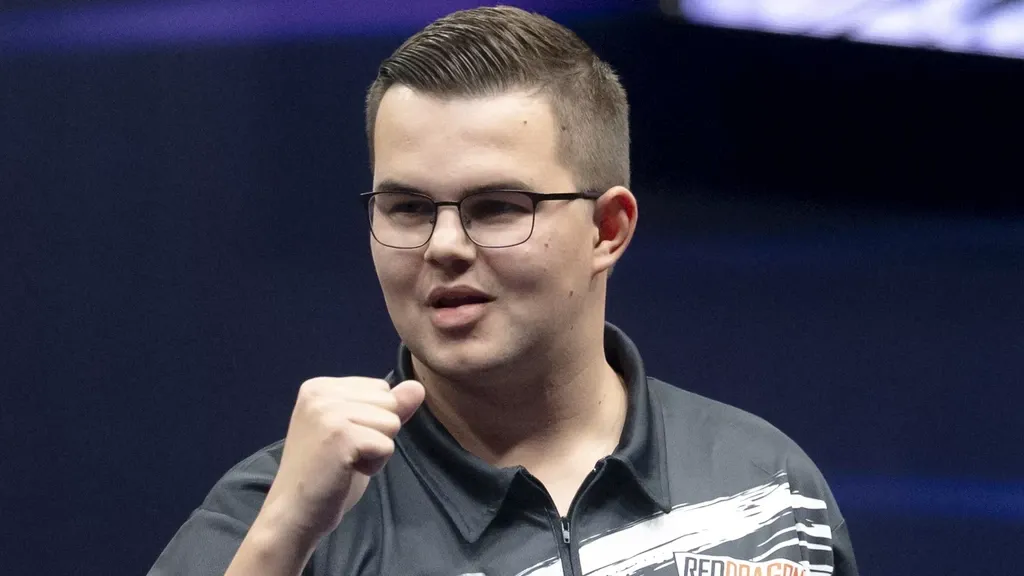 Van Veen posts record average on European Tour to beat Bialecki; Van Gerwen out early