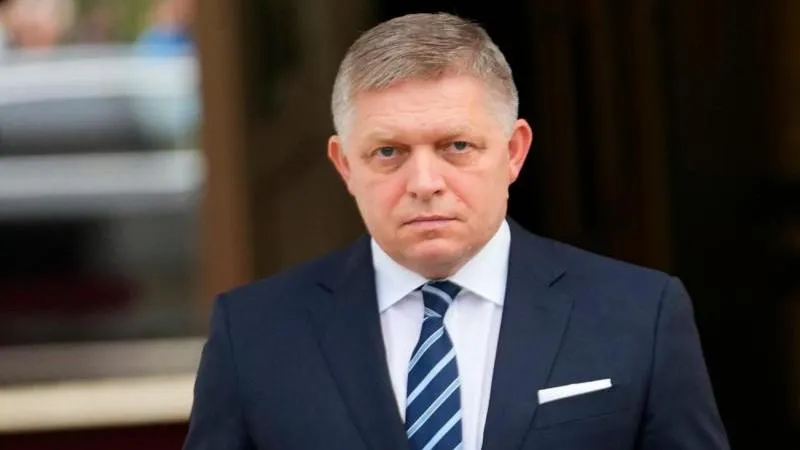 Fico spoke before Vucic’s supporters, publicly backing him against foreign pressure