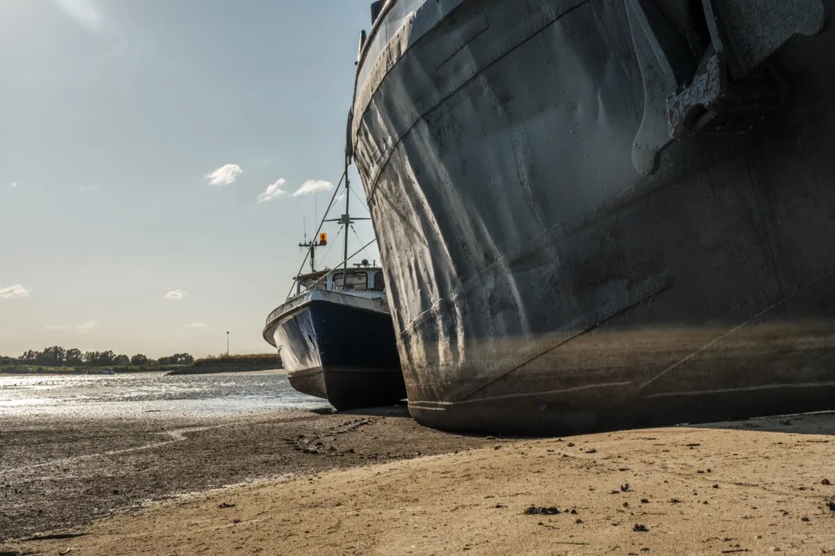 At low water, the skipper comes after dikes, nature and drinking water
