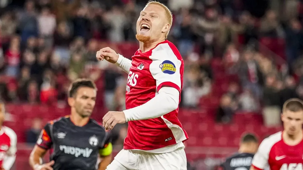 Substitute Meerdink nets with his first touch to give AZ the win over Hapoel