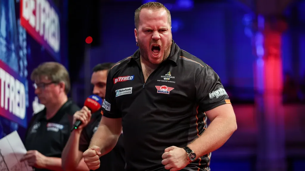 Van Duijvenbode flinches briefly but advances to World Matchplay semi-finals