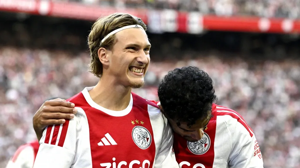 Godts proves an indispensable link for Ajax as they win comfortably against Shelbourne