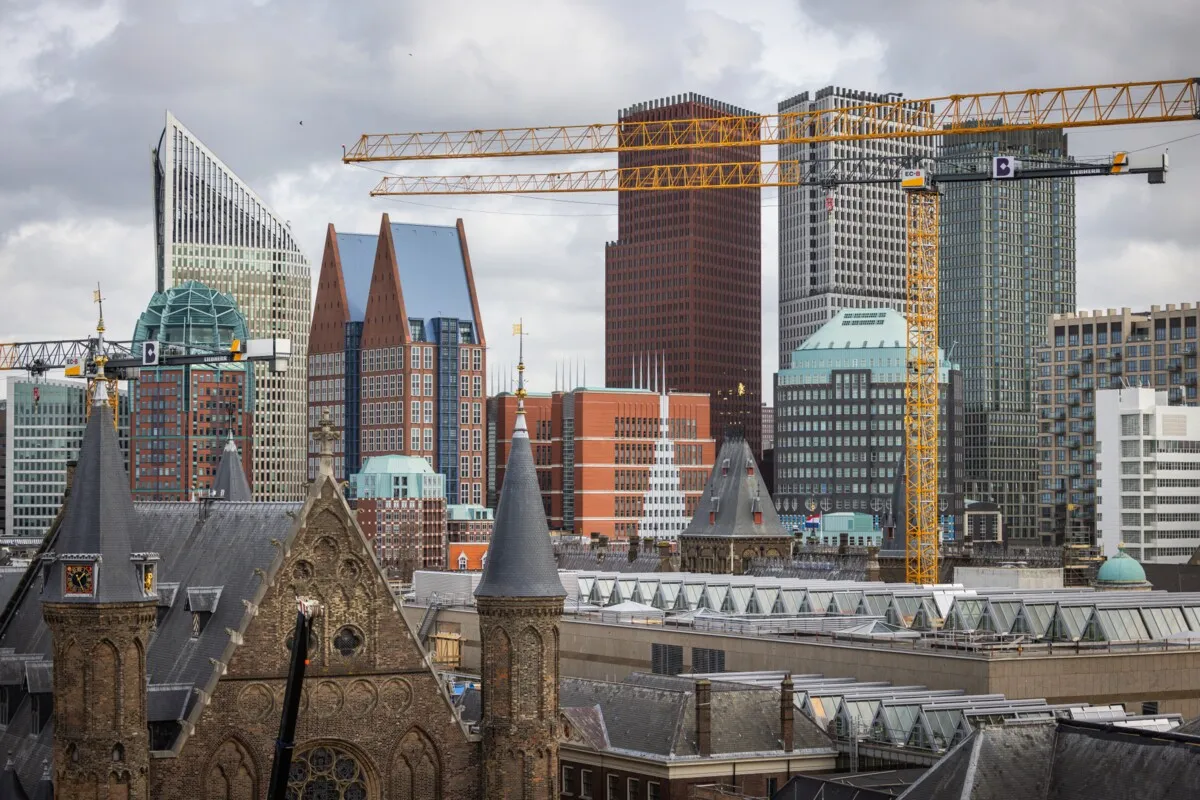 National government performs worse — yet keeps swelling