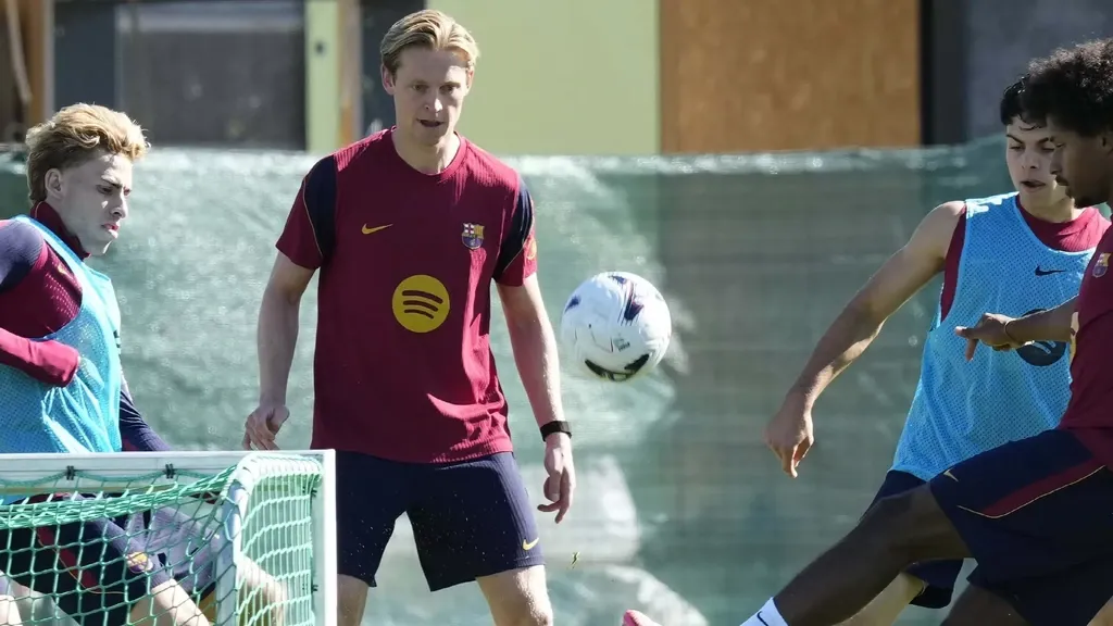 De Jong back in Barcelona squad; Flick may use him as a centre-back