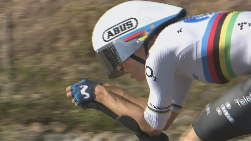 Reusser strikes in time trial and takes yellow, Vollering positions herself for overall victory
