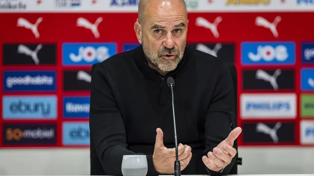 Bosz defends Geertruida after hateful reactions: 'Those people don't deserve attention'