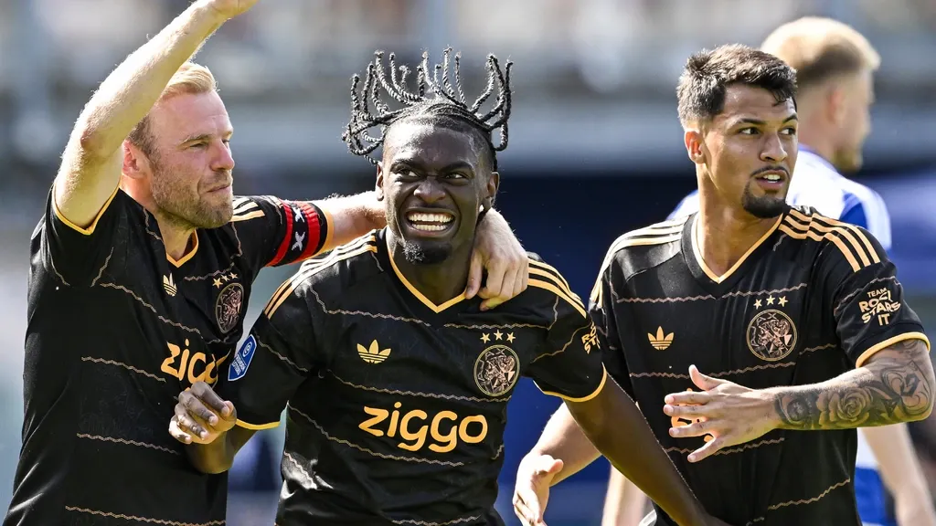 Ajax secures hard-fought win in Zwolle after PEC red card