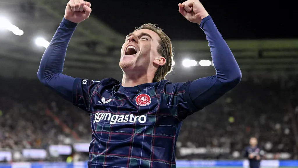 Twente snatches full points with late goals at AZ to climb into joint third