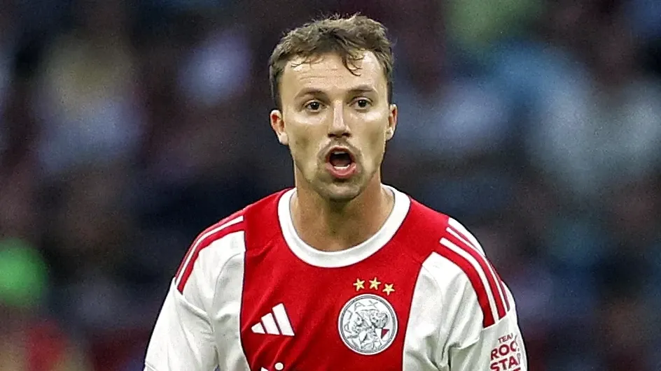 Ajax quietly ships off surplus Regeer and Carrizo; Feyenoord finally offloads Tengstedt