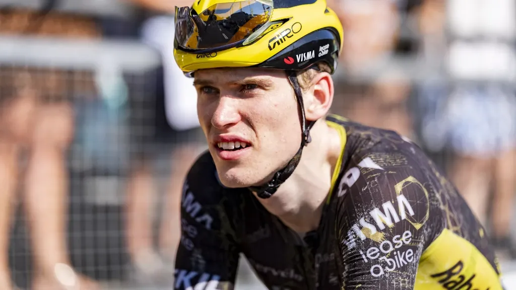 Hagenes sneaks away with a powerful sprint to win Paris–Tours