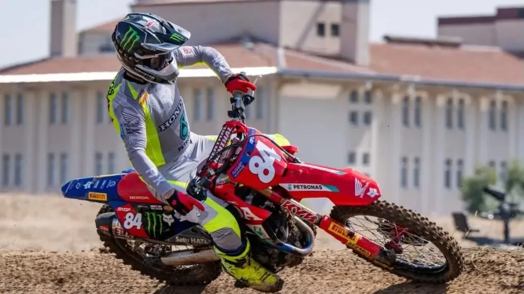 Herlings crowned MXGP world champion for third time after victory in Turkey