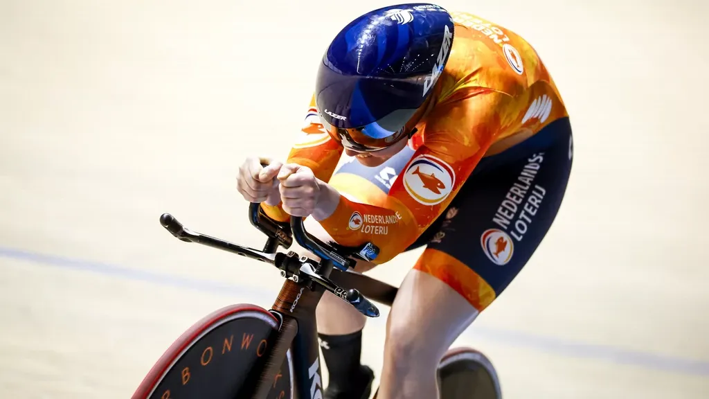 Van de Wouw loses world kilometre crown to German Grabosch; Van Rooijen takes impressive bronze as Russian Boerlakova shows strength