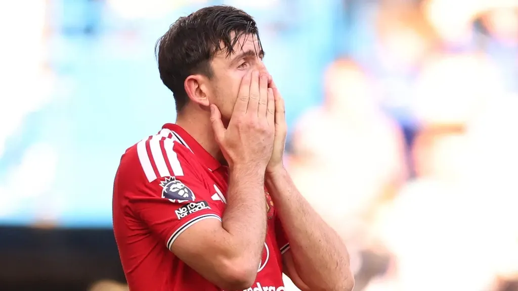 Chelsea hands troubled Manchester United another defeat, Martínez sent off
