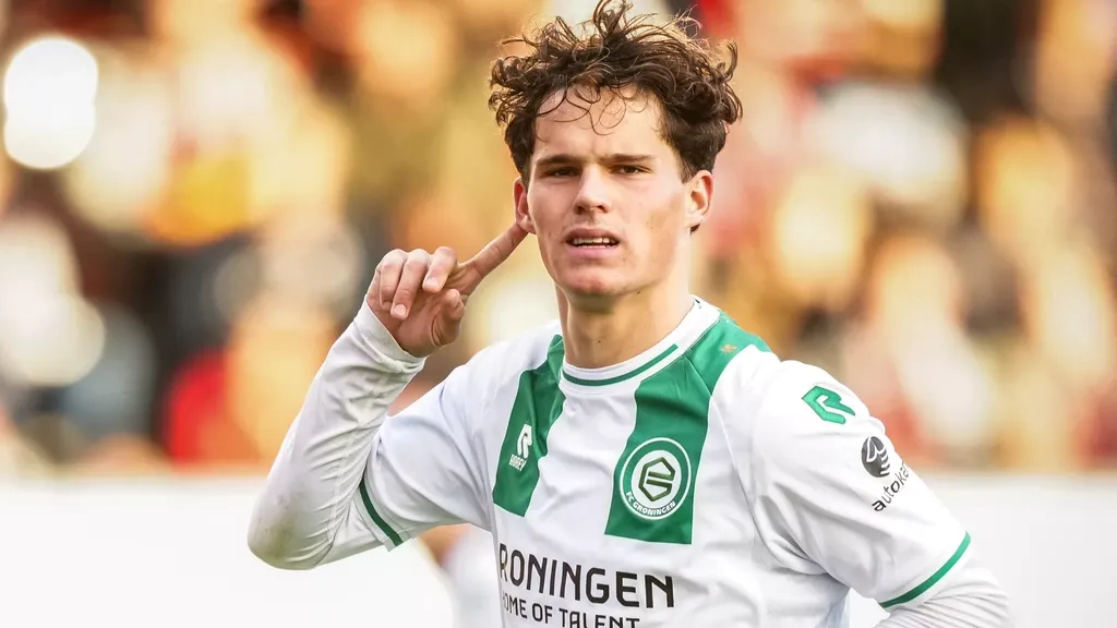 FC Groningen wins an error-filled match and two dubious penalties awarded to Excelsior