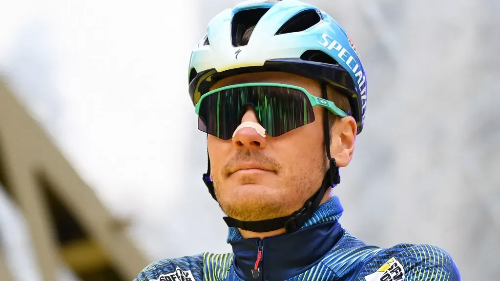 Van Baarle suffers wrist fracture in crash: "Helmet saved his life"