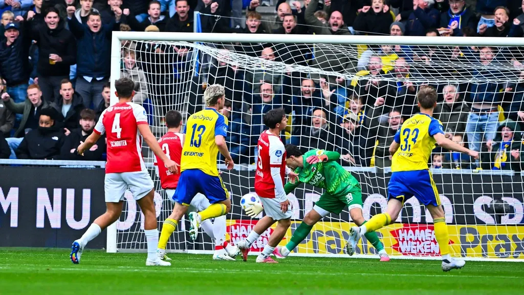 AZ can't break ten-man Cambuur and drops points again